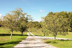 Marvelous Holiday Home in Issac With Swimming Pool