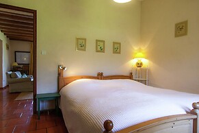 Marvelous Holiday Home in Issac With Swimming Pool