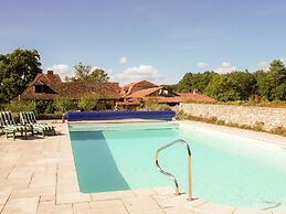 Marvelous Holiday Home in Issac With Swimming Pool