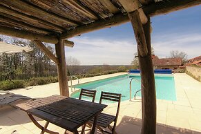 Marvelous Holiday Home in Issac With Swimming Pool