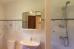 Marvelous Holiday Home in Issac With Swimming Pool