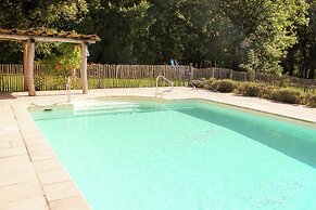 Marvelous Holiday Home in Issac With Swimming Pool
