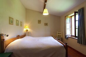 Marvelous Holiday Home in Issac With Swimming Pool