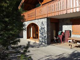 Spacious Holiday Home Near Center of Champagny