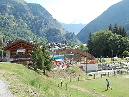 Spacious Holiday Home Near Center of Champagny