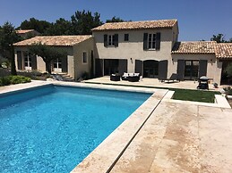 Beautiful Villa With Pool Near St.remy-de-provence