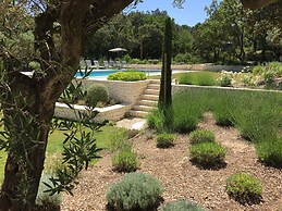 Beautiful Villa With Pool Near St.remy-de-provence