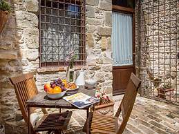 Lush Farmhouse in Umbertide With Pool