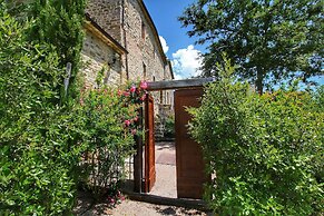 Lush Farmhouse in Umbertide With Pool
