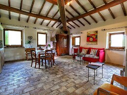 Lush Farmhouse in Umbertide With Pool