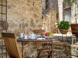 Lush Farmhouse in Umbertide With Pool