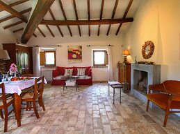 Lush Farmhouse in Umbertide With Pool