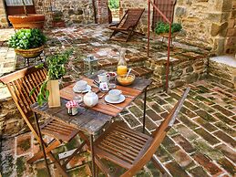 Lush Farmhouse in Umbertide With Pool