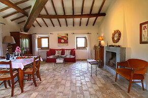 Lush Farmhouse in Umbertide With Pool