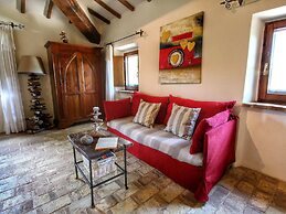 Lush Farmhouse in Umbertide With Pool