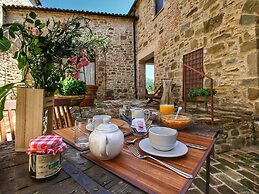 Lush Farmhouse in Umbertide With Pool