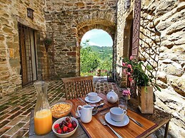 Lush Farmhouse in Umbertide With Pool