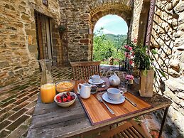 Lush Farmhouse in Umbertide With Pool