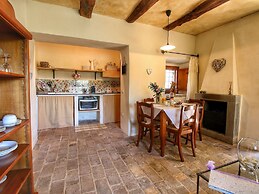 Lush Farmhouse in Umbertide With Pool