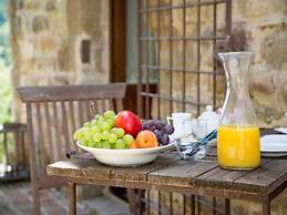 Lush Farmhouse in Umbertide With Pool