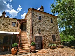 Lush Farmhouse in Umbertide With Pool