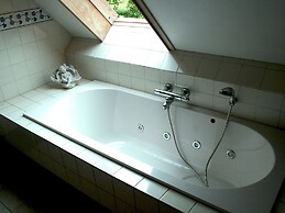 Authentic Farmhouse in Pingjum With Hot Tub