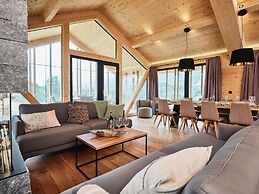Majestic Chalet With Pool and Sauna