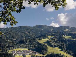Majestic Chalet With Pool and Sauna
