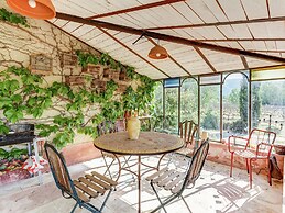 Charming Cottage in Oppede Amidst Vineyards