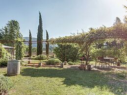 Charming Cottage in Oppede Amidst Vineyards