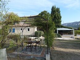 Charming Cottage in Oppede Amidst Vineyards