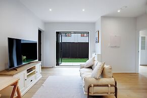 Urban Vogue Escape with Parking- Air-con