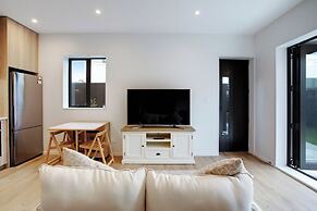 Urban Vogue Escape with Parking- Air-con