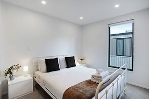 Urban Vogue Escape with Parking- Air-con