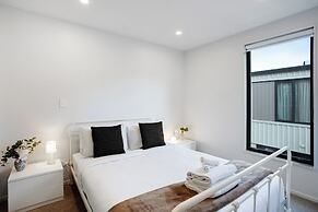 Urban Vogue Escape with Parking- Air-con