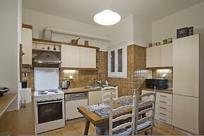 Baroness Apartment in Piraeus