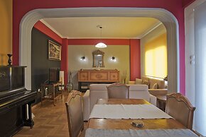 Baroness Apartment in Piraeus