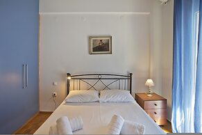 Baroness Apartment in Piraeus