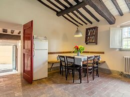 Cosy Farmhouse in Bacchereto With Swimming Pool