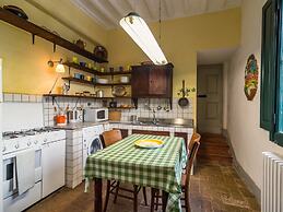 Cosy Farmhouse in Bacchereto With Swimming Pool