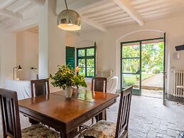 Cosy Farmhouse in Bacchereto With Swimming Pool