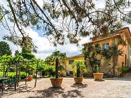 Cosy Farmhouse in Bacchereto With Swimming Pool