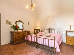 Cosy Farmhouse in Bacchereto With Swimming Pool