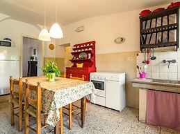 Cosy Farmhouse in Bacchereto With Swimming Pool