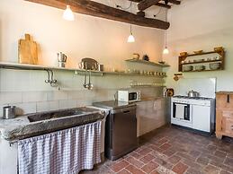 Cosy Farmhouse in Bacchereto With Swimming Pool