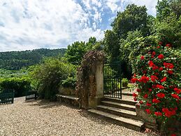 Cosy Farmhouse in Bacchereto With Swimming Pool