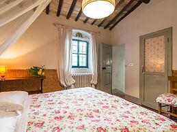 Cosy Farmhouse in Bacchereto With Swimming Pool