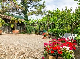 Cosy Farmhouse in Bacchereto With Swimming Pool
