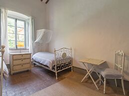 Cosy Farmhouse in Bacchereto With Swimming Pool