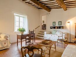 Cosy Farmhouse in Bacchereto With Swimming Pool